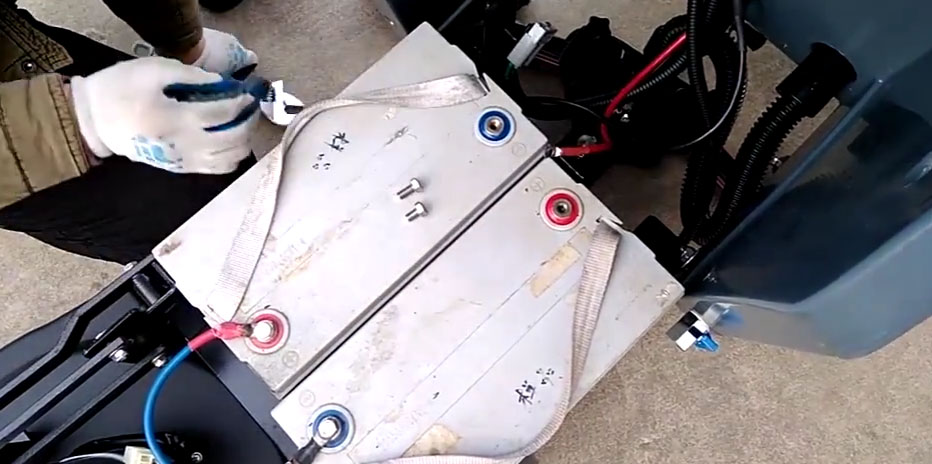 旭潔洗地機：怎么樣維護電瓶式洗地機的電瓶？